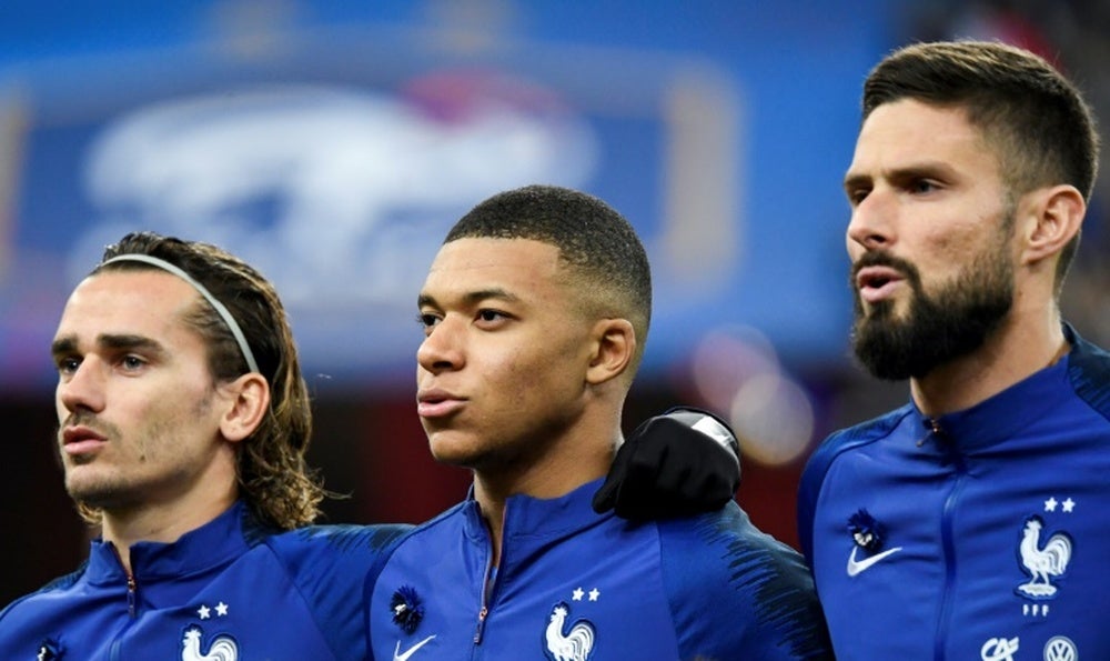 Giroud dispara a Mbappé e incendia la concentración de Francia: «No me llega el balón»