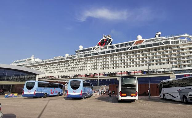 Atraca en Málaga el primer crucero con escalas nacionales de la Península