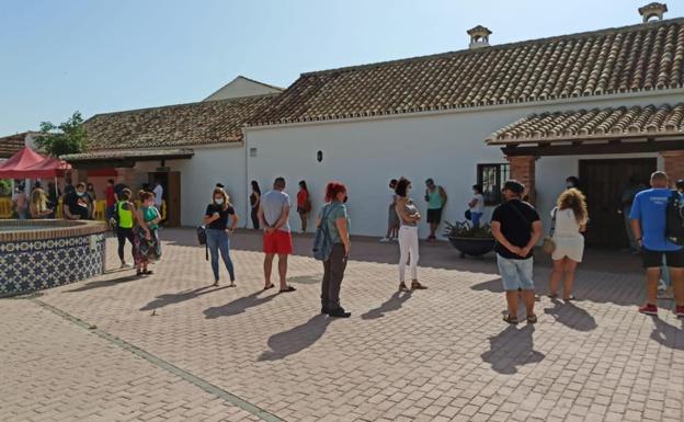 Colas de más de una hora al sol en el vacunódromo instalado en Mijas