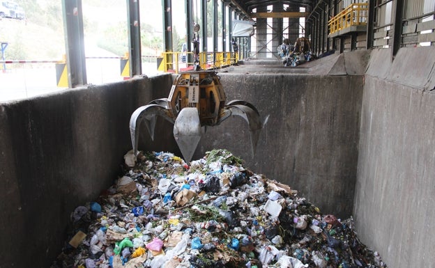 El centro de gestión ambiental de Casares custodia 1.500 joyas halladas en la basura