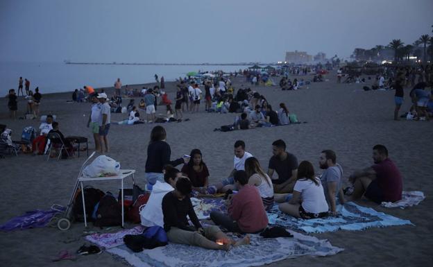 Agentes de la policía Local y Nacional reforzarán la seguridad en las playas de la capital en la noche de San Juan