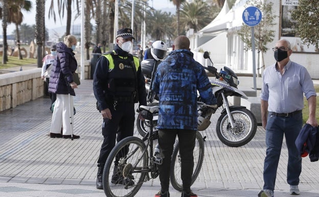 Siete de cada diez multas a usuarios de bicis y patinetes de Málaga son por circular por zonas peatonales