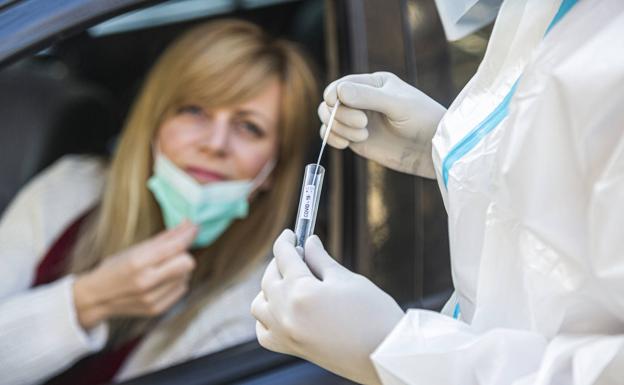 Si estoy vacunado contra el Covid, ¿puedo dar un falso positivo en una PCR?