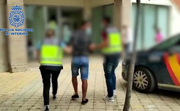 Detienen en Estepona al cuidador de un anciano con problemas cognitivos por despojarlo de su casa