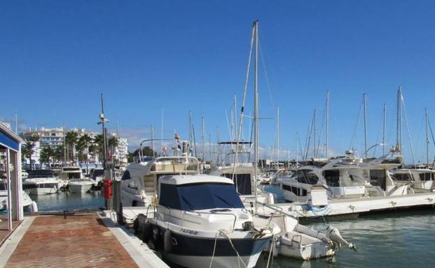 Remolcan un velero a la deriva en Estepona con diez personas a bordo por un fallo del motor