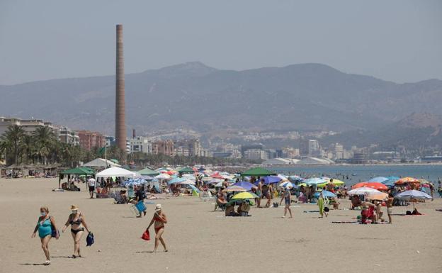 Málaga llegará a los 33 grados este martes y seguirá el fuerte viento en el litoral