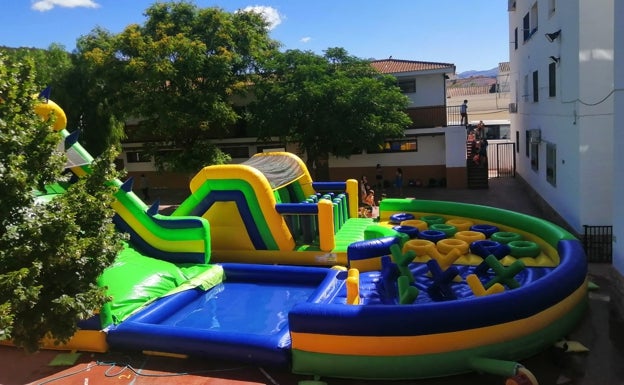 El patio del colegio de Villanueva del Trabuco se transforma en un 'aquapark' para celebrar el fin de curso