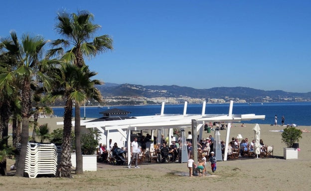 Empresarios del sector de los chiringuitos andaluces barajan protestas por las concesiones