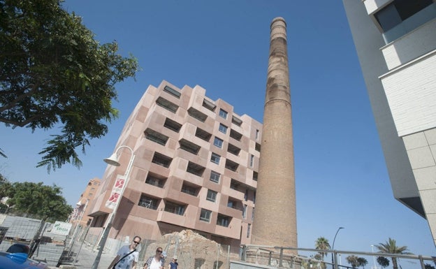 Primer paso para recuperar la antigua chimenea industrial de la Cross en Málaga