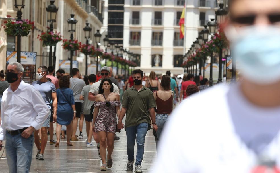 La prudencia marca el primer día sin mascarillas en Málaga