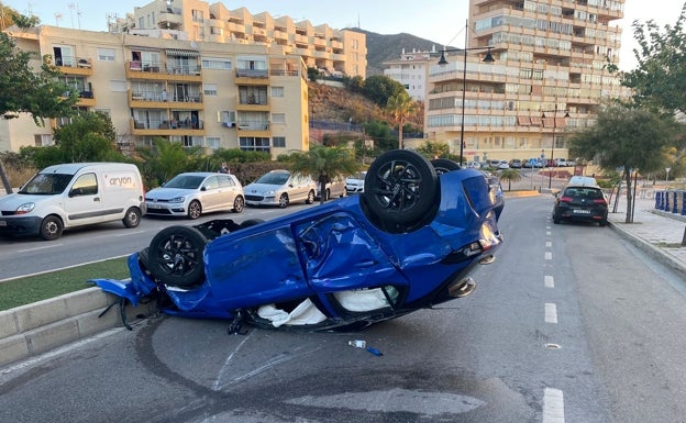 Un conductor se da a la fuga tras volcar su coche en Fuengirola