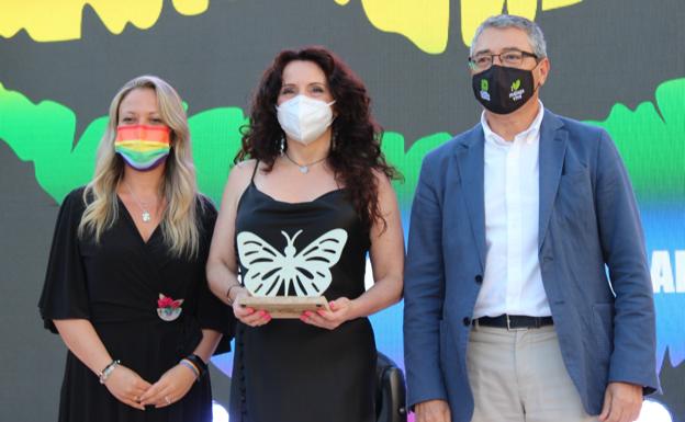 Rocío Ruiz recoge el premio del Ayuntamiento de Rincón de la Victoria con motivo del Día del Orgullo