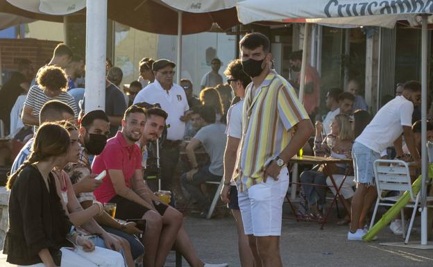 Andalucía planea adelantar la vacunación a menores de 30 años por el riesgo de brotes entre jóvenes