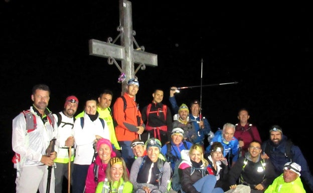 Completan una ruta senderista solidaria para ayudar al joven veleño que ha quedado tetrapléjico tras un accidente de moto