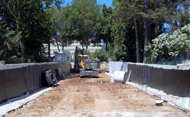 Avanzan las obras del nuevo vial que conectará tres zonas del extrarradio de Estepona sin necesidad de incorporarse a la autovía