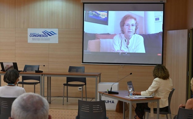 Advertencia de Margarita del Val tras los últimos brotes: «Los jóvenes no son conscientes de lo que se les puede venir encima»