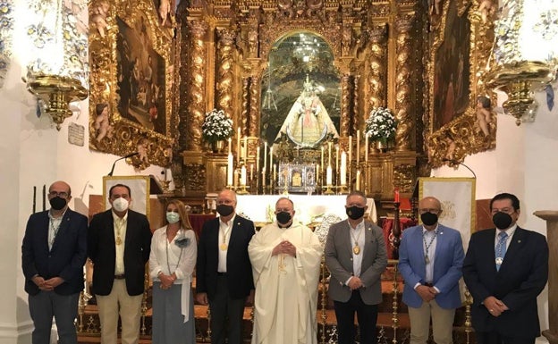 La Agrupación de Glorias de Málaga entrega la Azucena de Plata a la Virgen de Araceli en Lucena