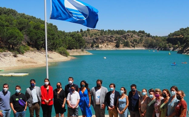 Ardales iza la primera Bandera Azul de playa de interior en Andalucía