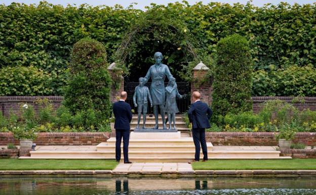 Guillermo y Enrique, esperado reencuentro en el homenaje a su madre