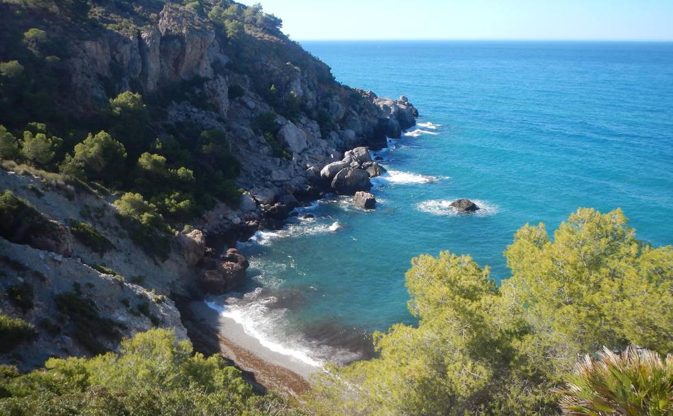 La cala de la Doncella, la playa secreta de los Acantilados de Maro