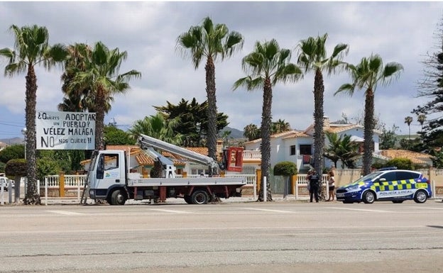 Polémica en Vélez-Málaga al ordenar la retirada de una pancarta que criticaba «el abandono» de Benajarafe y Chilches