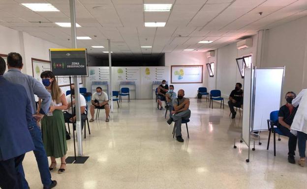 Carrefour vacuna en Málaga a más de cien empleados