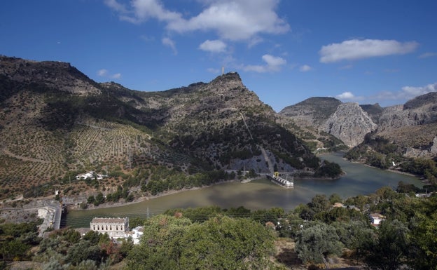 Muere una mujer de 46 años cuando saltaba desde unas rocas para bañarse en el pantano de El Chorro