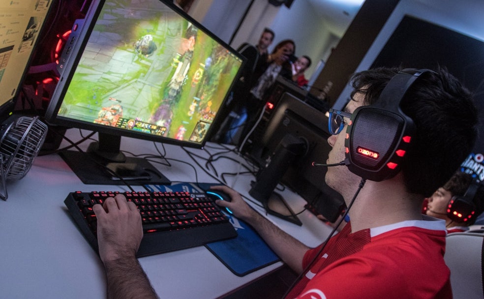 Consejos de la Policía Nacional para que los 'gamers' jueguen seguros