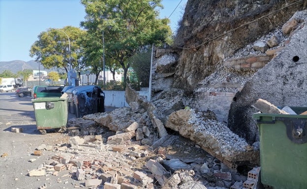 Detenido un hombre por prender fuego a contenedores y provocar un desprendimiento de tierra en Coín