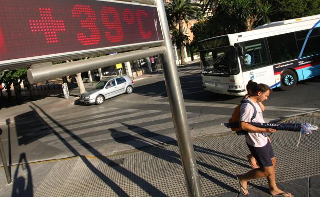 La entrada del terral el sábado eleva a naranja el aviso por altas temperaturas en Málaga