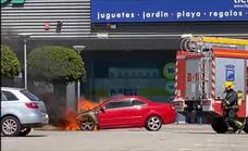 Arde un coche en el aparcamiento del parque comercial Málaga Nostrum