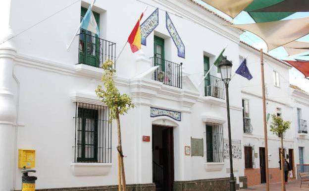 Juzgan al alcalde de Manilva, a la exregidora y seis personas más por irregularidades en contratos