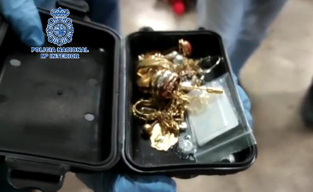 Arrestan a dos ladrones que se disfrazaban de turistas, albañiles o pintores para desvalijar casas en Málaga