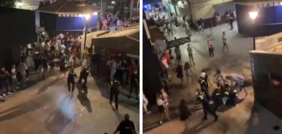 Sucesos | Sucesos Málaga: Jóvenes lanzan vasos y botellas a la policía en Fuengirola por el cierre de los bares de copas - Vimarsana News