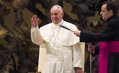 El Papa ya camina dos días después de su operación de colon