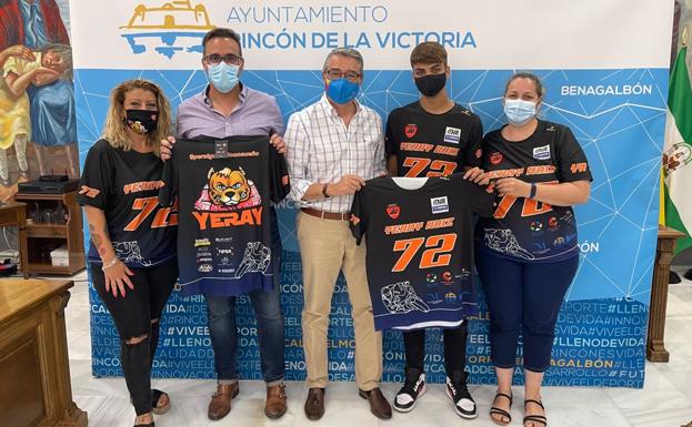 Rincón de la Victoria refuerza su apoyo al joven piloto Yeray Ruiz