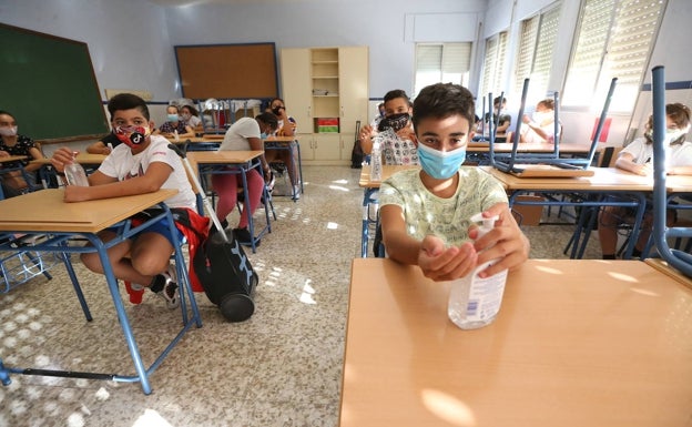Educación apuesta para el próximo curso en Andalucía por la presencialidad y mantiene el uso de mascarillas, los grupos 'burbuja' y los desdobles
