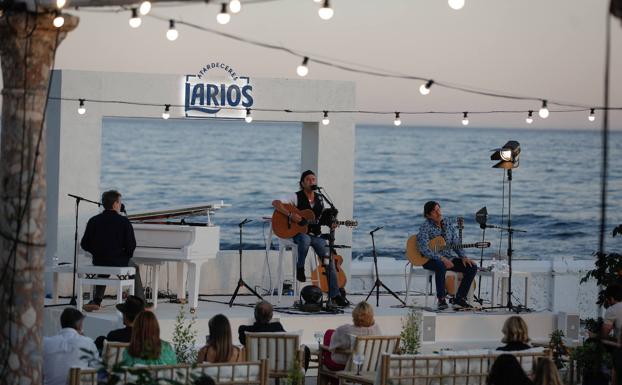 Los Secretos resucitan a Enrique Urquijo ante un ejército de 'influencers'