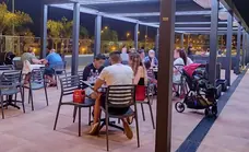 El centro comercial El Ingenio de Vélez-Málaga inaugura una terraza de grandes dimensiones para los locales de restauración