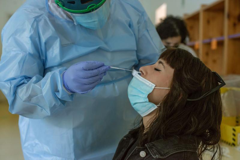 Los veinteañeros rozan una tasa de mil casos por cada cien mil personas y elevan la incidencia