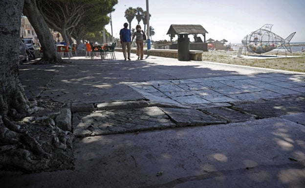 Urbanismo activa el arreglo de los socavones del paseo marítimo de El Palo
