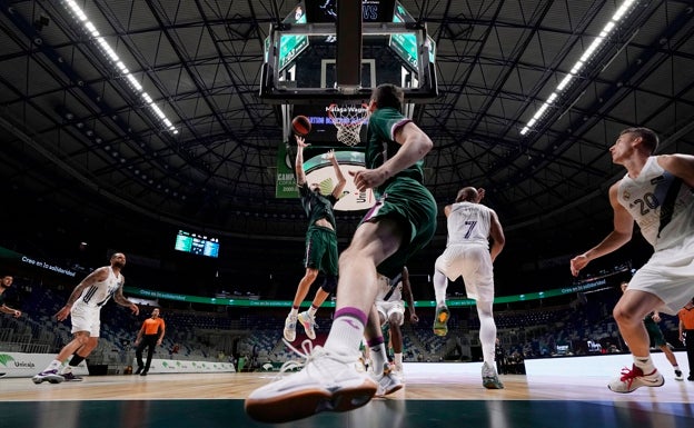 El trasvase de poderes en el Unicaja ralentiza la planificación del equipo