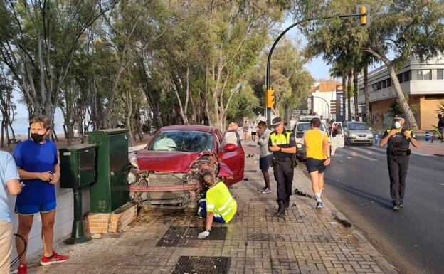 Un conductor ebrio se sube a la acera y atropella a dos personas en los Baños del Carmen