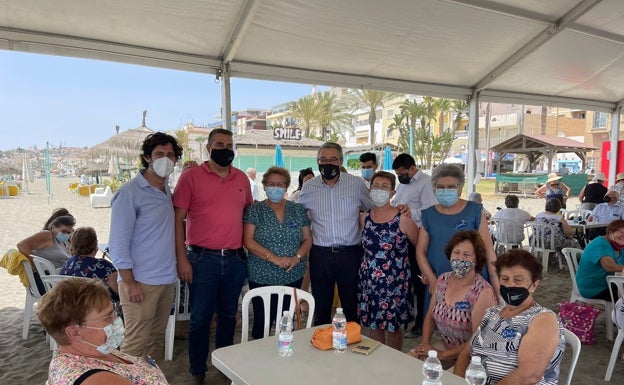 El 'guateque playero' celebra su tercera jornada en Rincón de la Victoria con 300 mayores de municipios del interior