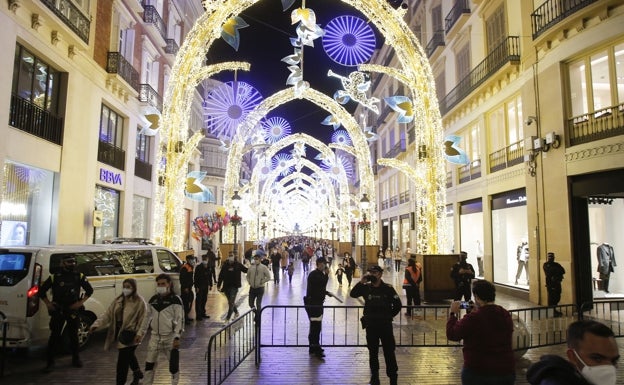 Las luces de Navidad prenden en plena canícula