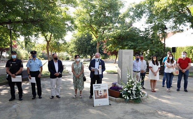 Antequera recuerda a las víctimas de ETA en los jardines dedicados a Miguel Ángel Blanco