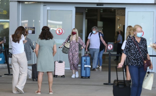 CC OO insta a Aena que haga cumplir los convenios a las empresas del aeropuerto