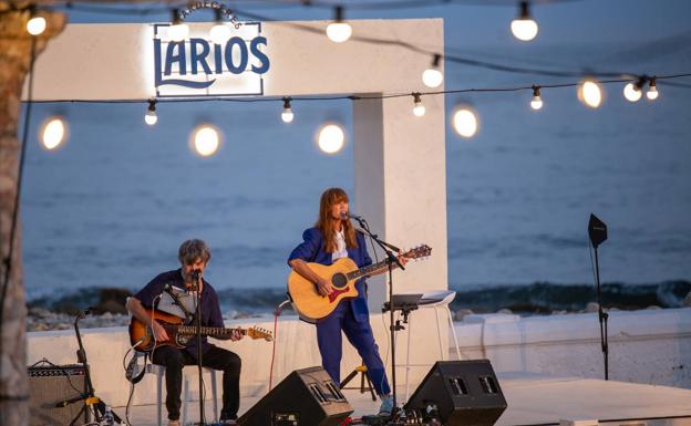 La Bien Querida expande su hechizo junto al mar