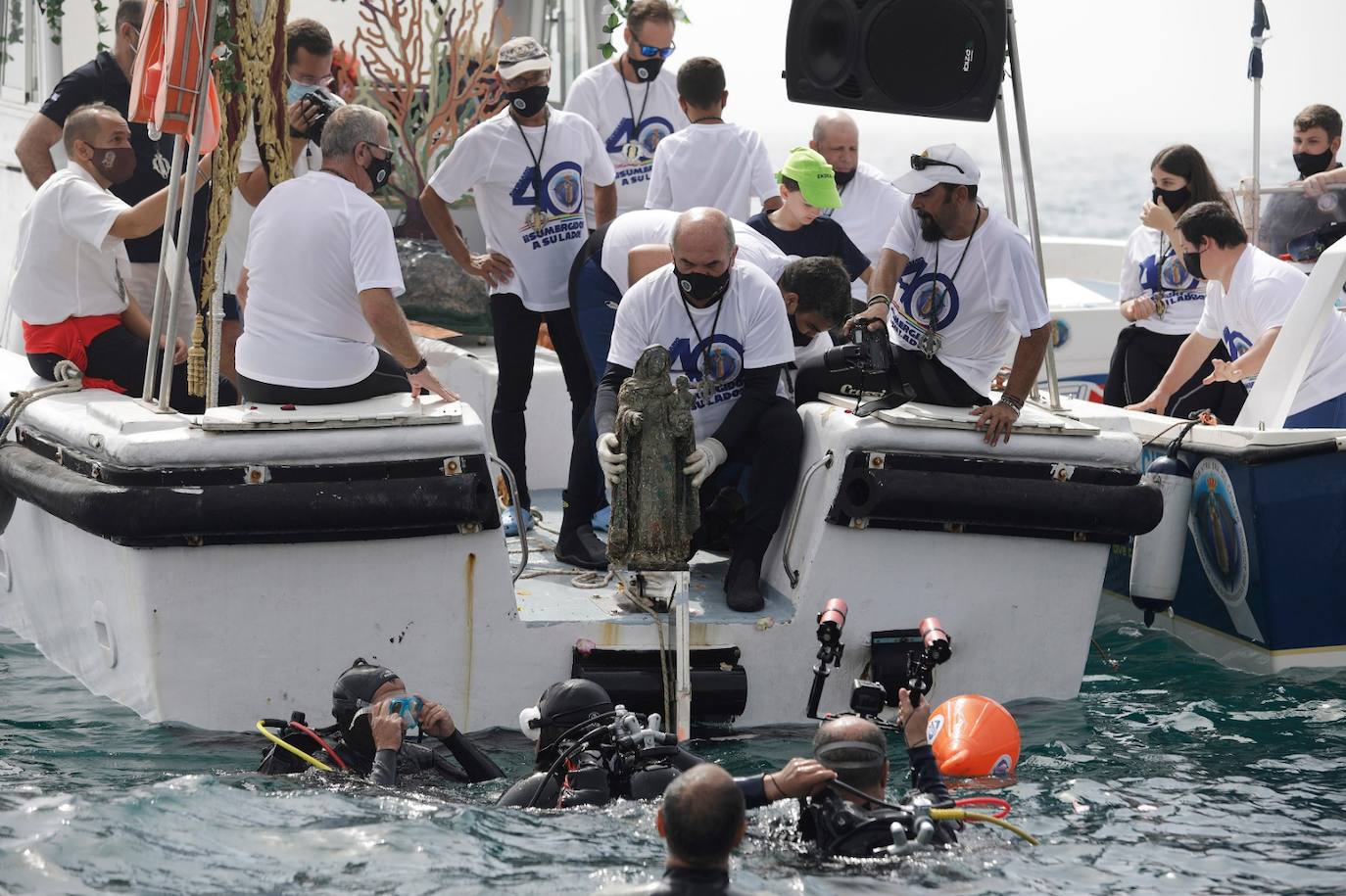 La Virgen del Carmen del Perchel preside desde su iglesia una emotiva misa en el día en que debía salir en procesión