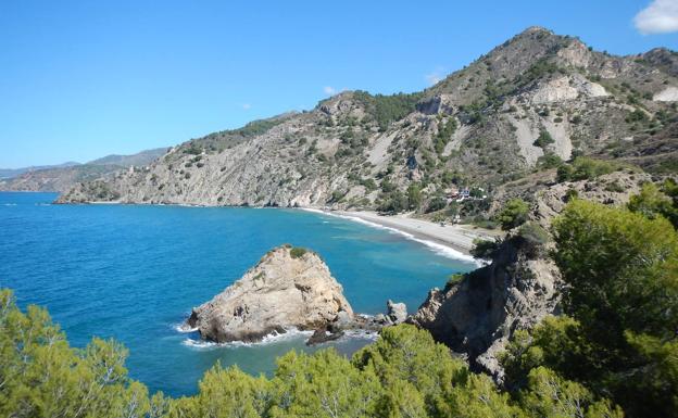 El Cañuelo, un paraíso que espera entre los acantilados de Maro